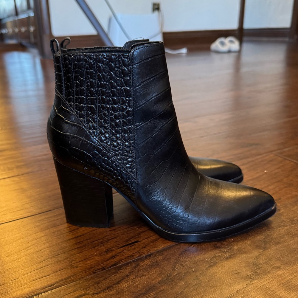 Marc Fisher Black Croc Embossed Ankle Boots Pointed Toe Block Heel Size 6.5